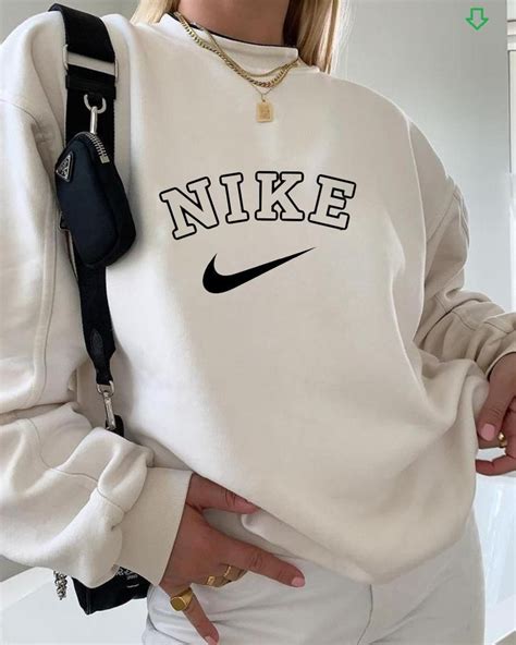 aesthetic vintage nike sweatshirt.